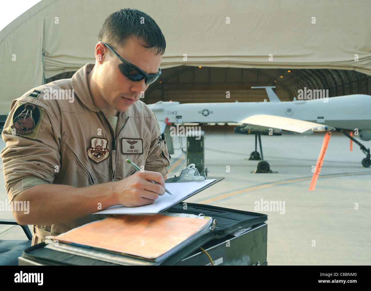 Airman fa un elenco di controllo di preflight sul suo MQ-1B Predator per preparare un 'push off" missione Foto Stock