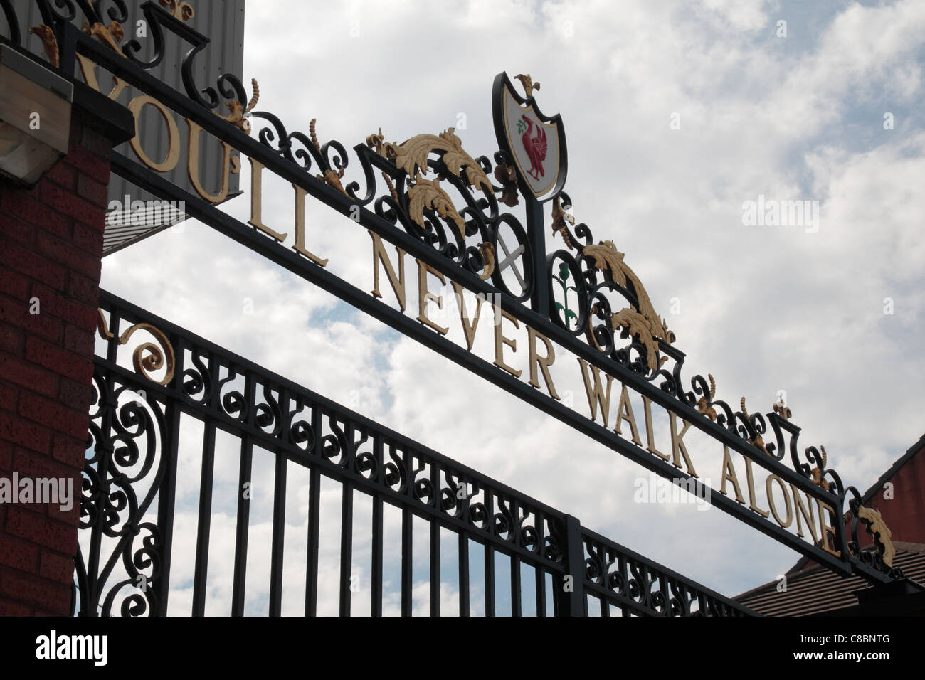 "Non avrete mai camminare da soli' gates sulla Anfield Road ingresso di Anfield, casa di Liverpool Football Club. Foto Stock