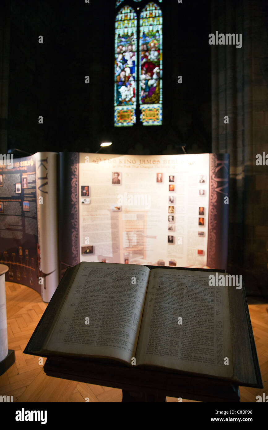 Chiesa del foro rude, Stirling, Scozia, dettaglio del re James pagina biblica aperto su Isaia Foto Stock