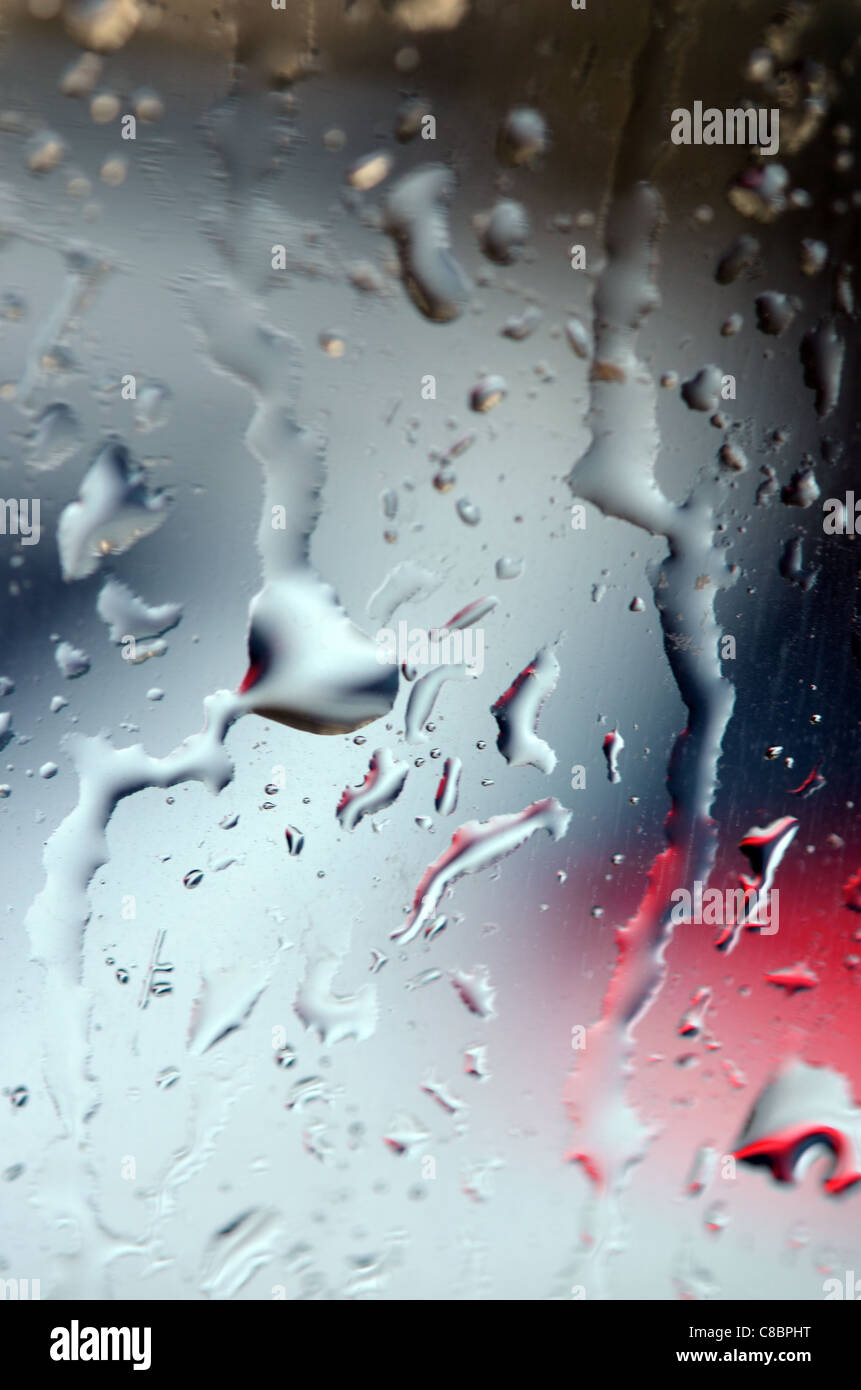 Heartshaped Raindrop su una finestra Foto Stock