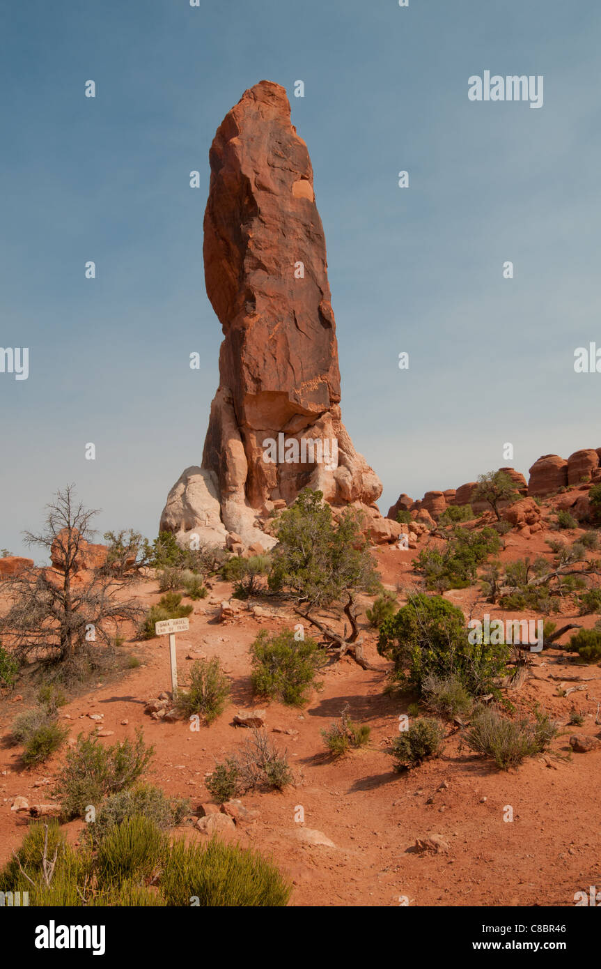 Dark Angel è una guglia in pietra arenaria in Arches National Park nello Utah Stati Uniti d'America Foto Stock