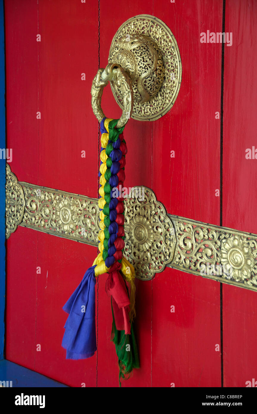 Respingente porta sulla porta rossa Lingdum monastero o Ranka Gompa nei pressi di Gangtok Sikkim India Foto Stock