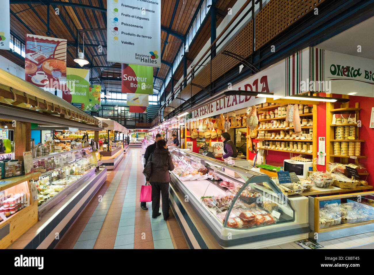 Al mercato al coperto Les Halles, Bayonne (Baiona), la costa basca, Francia meridionale Foto Stock