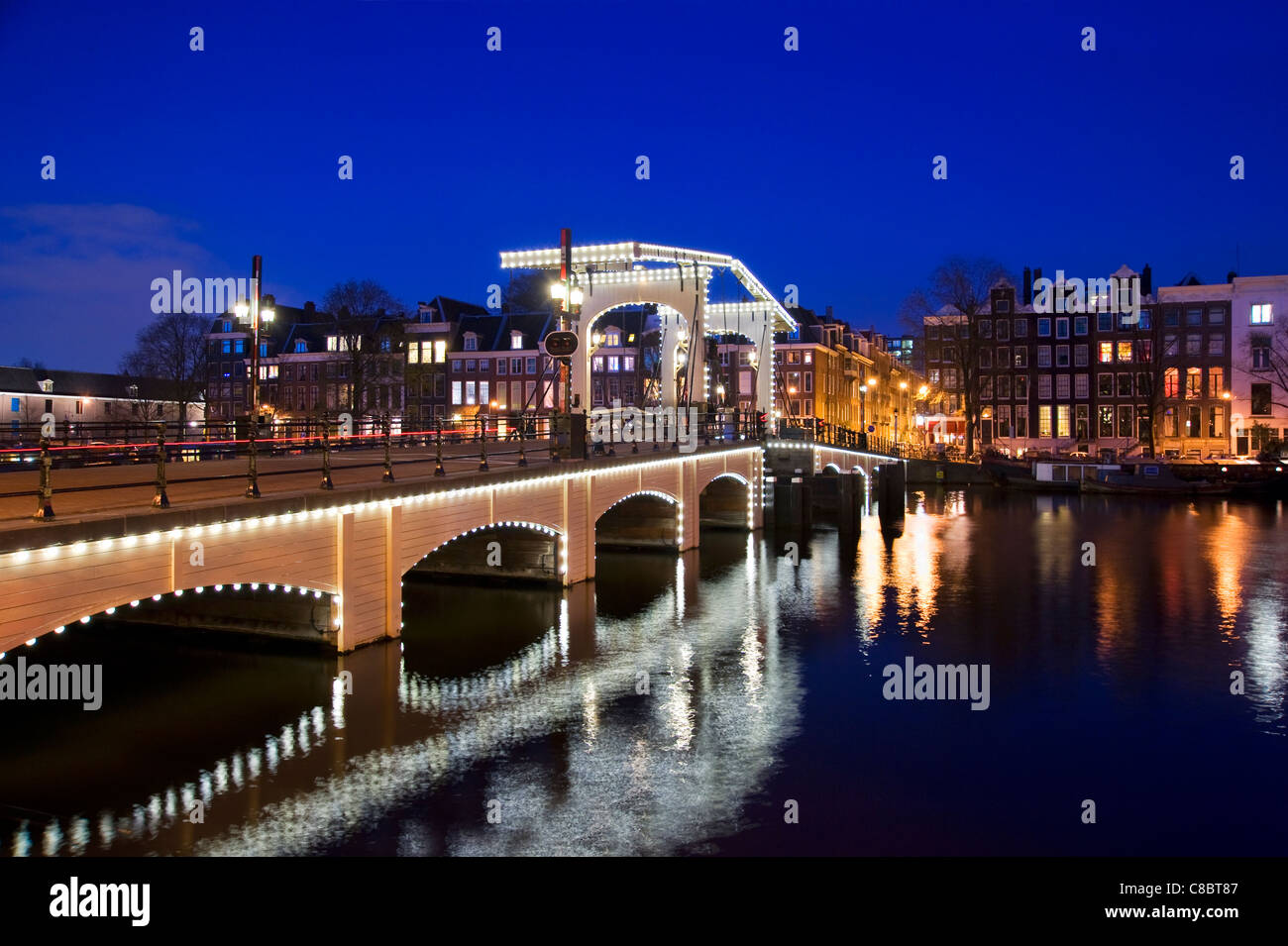 Il Magere Brug di notte, sul fiume Amstel di Amsterdam, Paesi Bassi Foto Stock