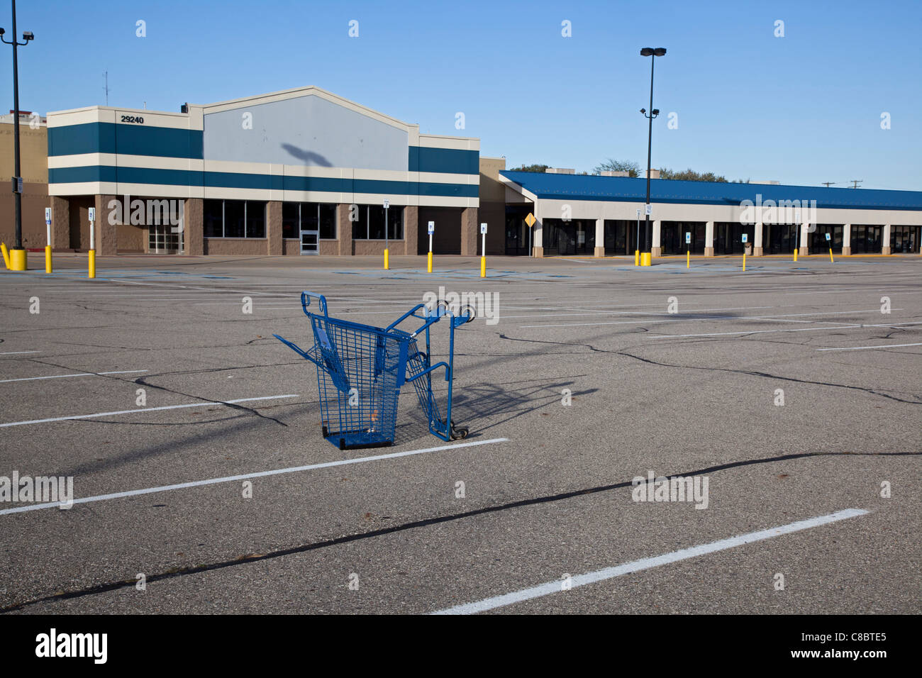 Warren, Michigan - un carrello della spesa è la sola cosa in un parcheggio ad una maggior parte vacante shopping centre, precedentemente ancorato da Wal-Mart. La disoccupazione in Michigan è al 11,2 percento, al di sopra del tasso nazionale di 9.1 per cento. Foto Stock