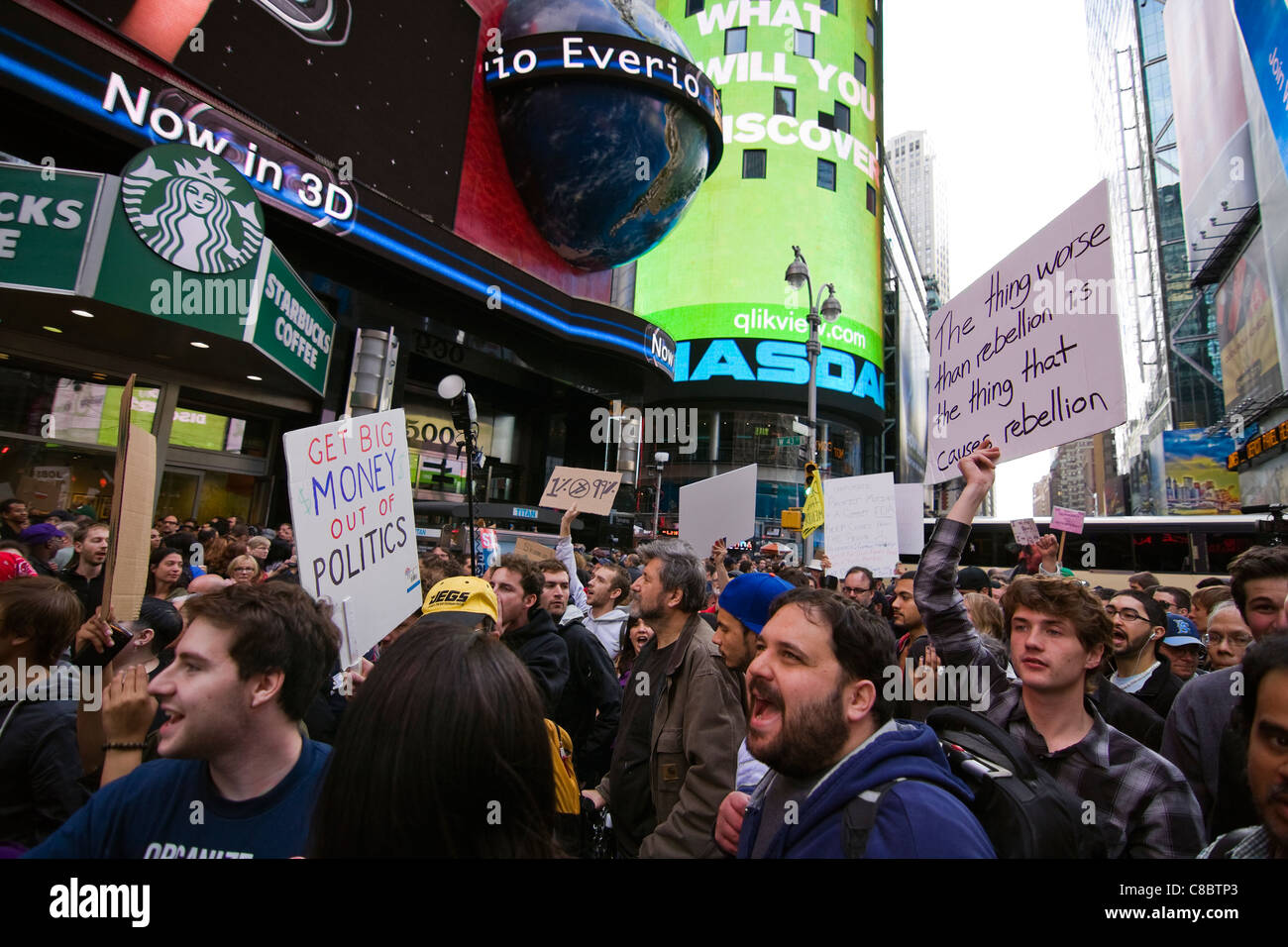 Migliaia di occupare Wall Street manifestanti holding segni in Times Square a New York City il 15 ottobre 2011 Foto Stock