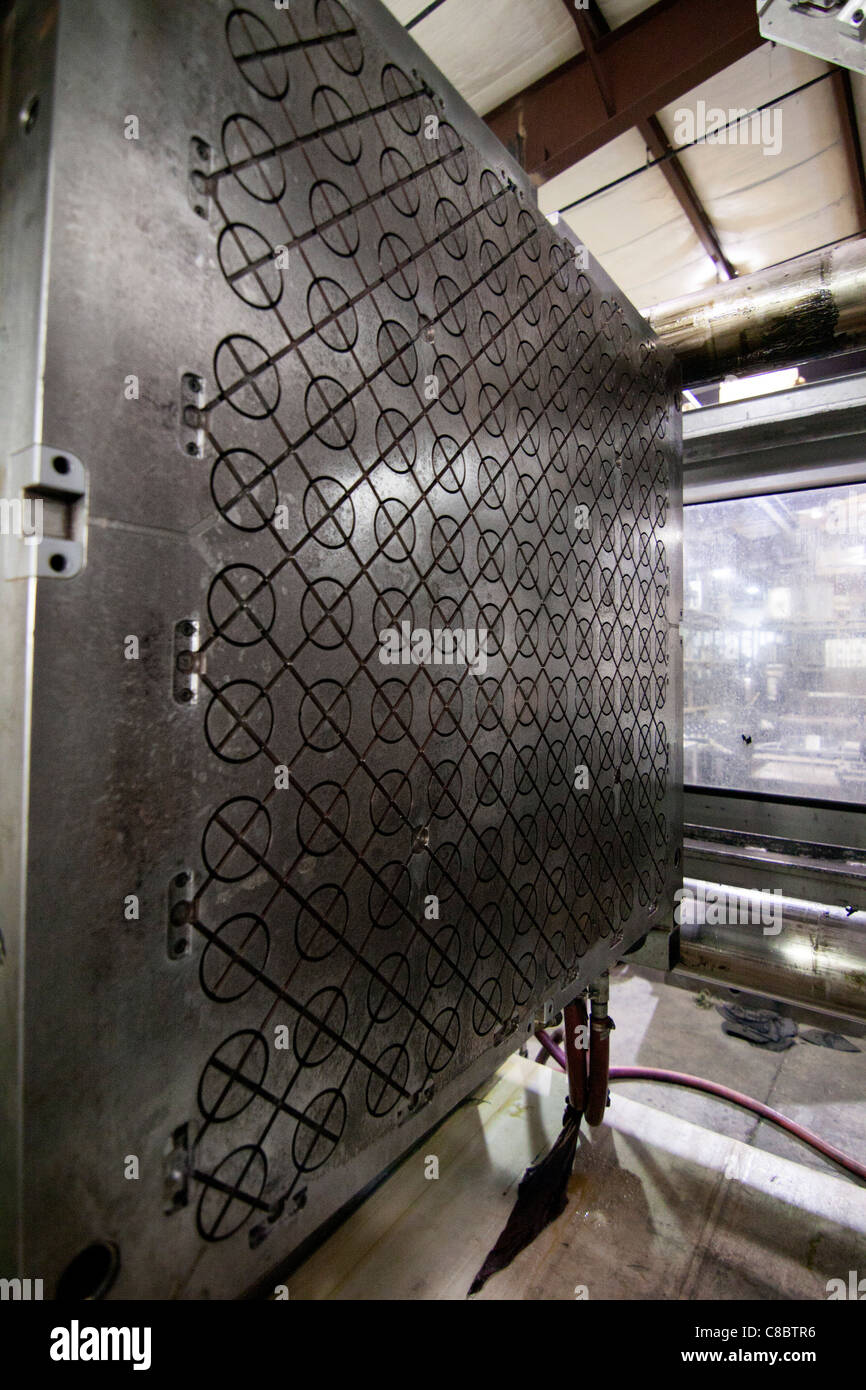 Un materiale plastico di stampaggio della macchina di iniezione in Hudson, Colorado, Stati Uniti d'America. Foto Stock
