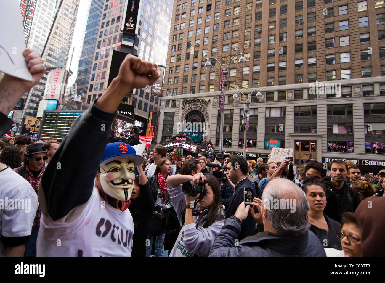 Uomo che indossa maschera di Guy Fawkes a un occupare Wall Street marcia di protesta in Times Square a New York City. Ottobre 15, 2011 Foto Stock