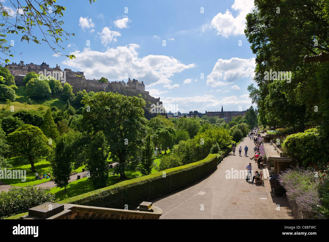 Vista su Princes Gardens con il castello che si erge sulla collina di distanza, Edimburgo, Scozia, Regno Unito Foto Stock