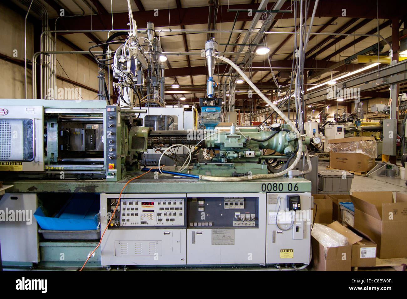 Un materiale plastico di stampaggio della macchina di iniezione in Hudson, Colorado, Stati Uniti d'America. Foto Stock