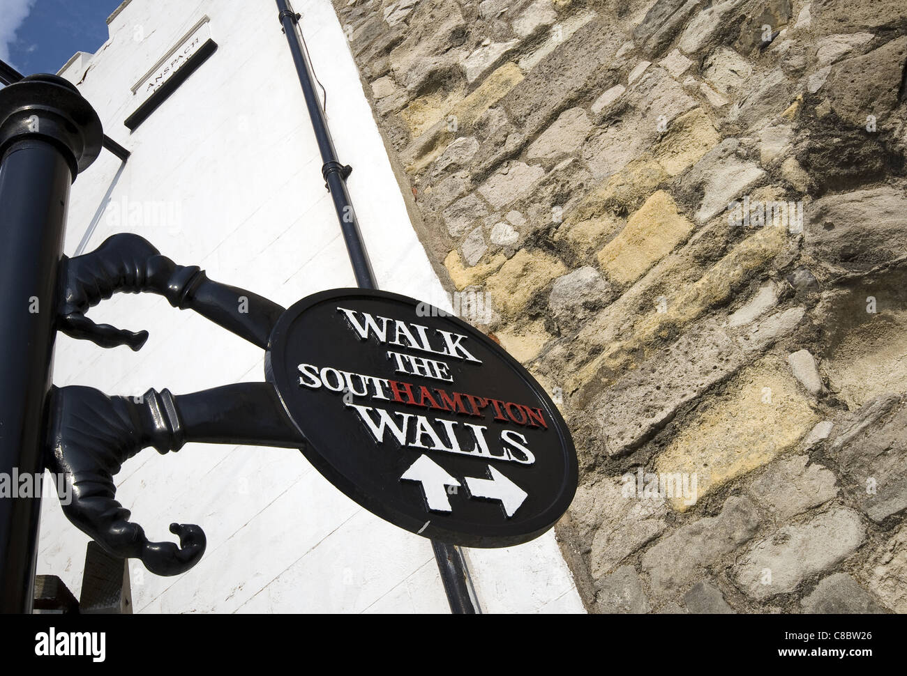 A piedi le pareti di Southampton segno sulle antiche mura della città su Western Esplanade, Southampton, Hampshire, Inghilterra, Regno Unito Foto Stock
