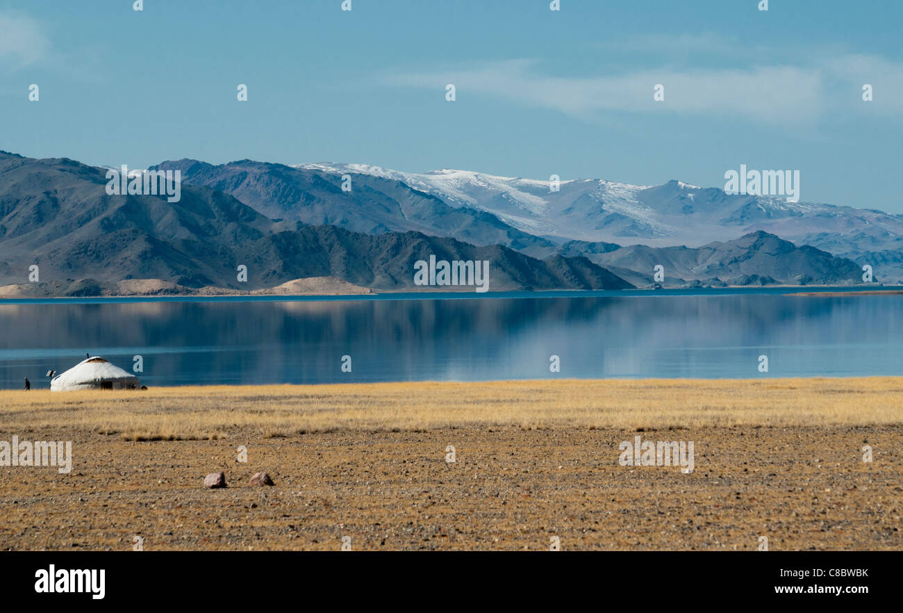 Il mongolo ger lungo il lago Tolbo in Altai regione del Bayan-Ölgii in Mongolia occidentale Foto Stock