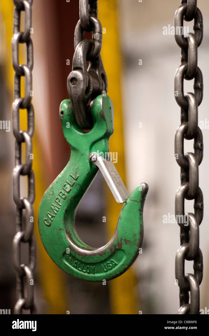 Un gancio alla fine di una catena attaccata a un blocco o un paranco. Foto Stock