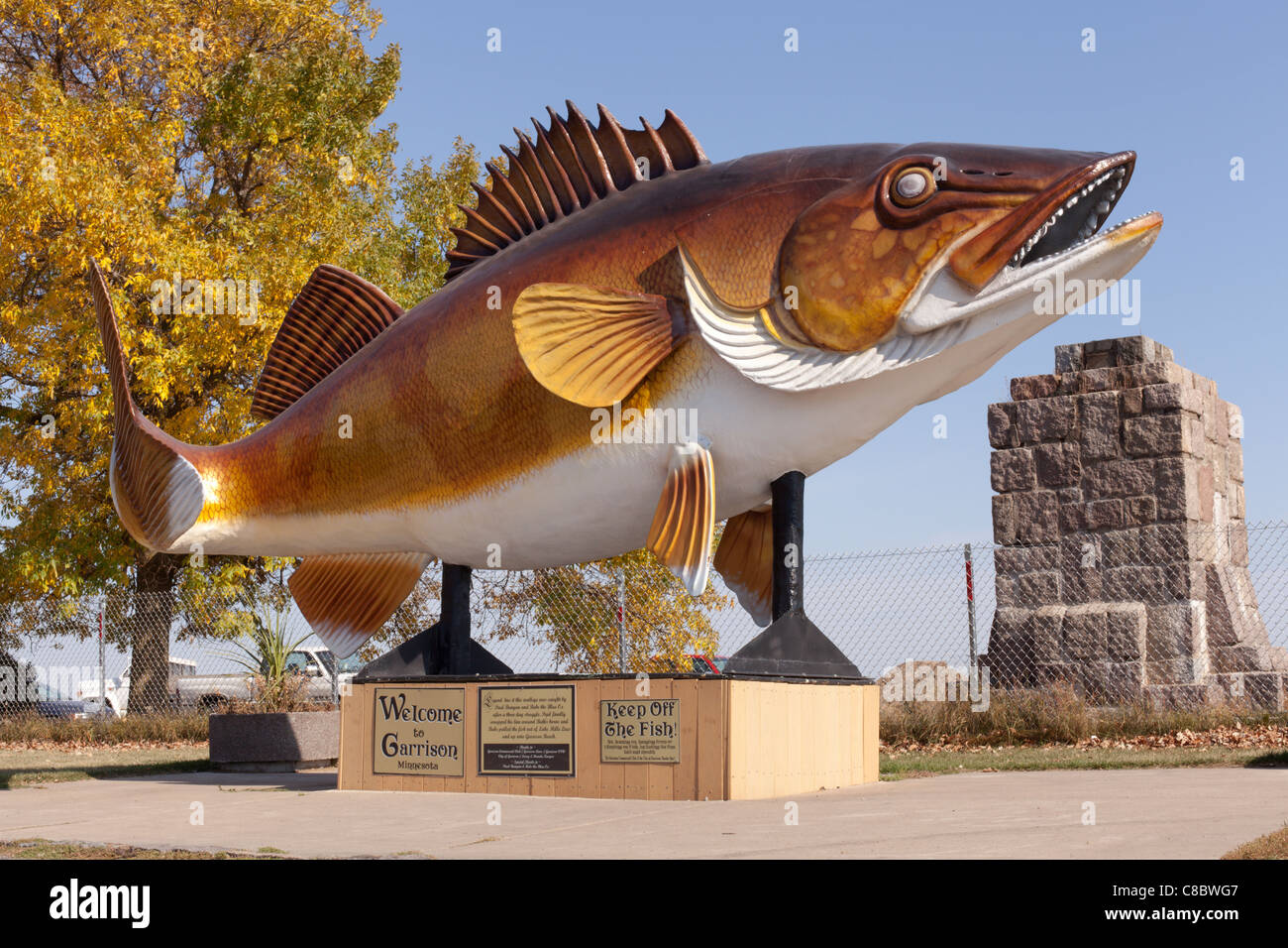 Una gigantesca scultura walleye sulla riva del lago di Mille Lacs in guarnigione, Minnesota. Foto Stock