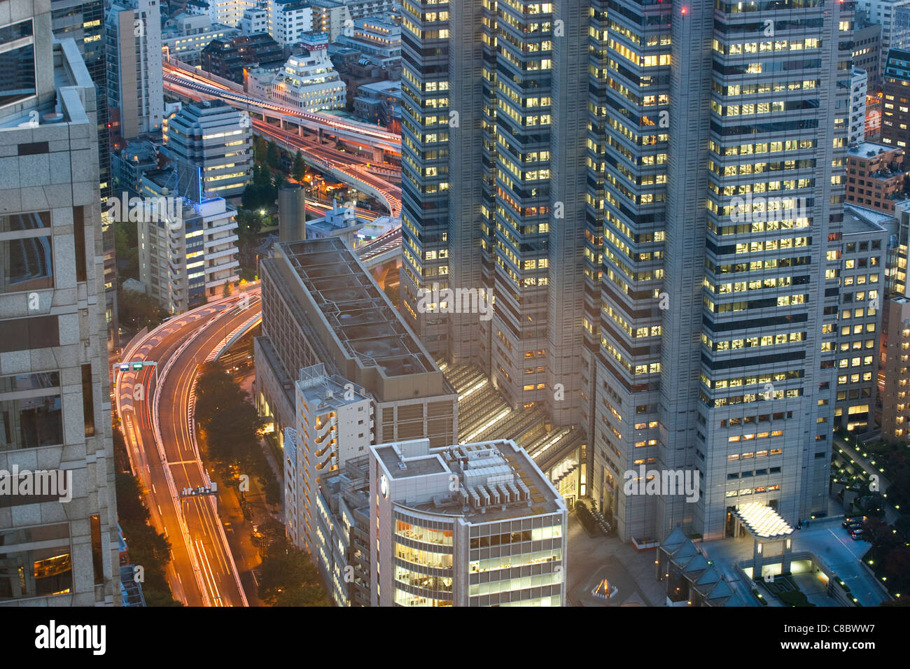 Vista della stazione di Shinjuku dal Governo Metropolitano di Tokyo osservatorio di costruzione Foto Stock