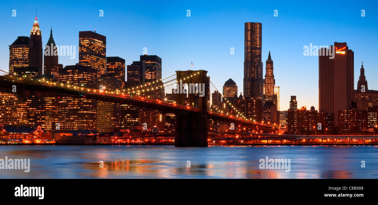 Il Ponte di Brooklyn e il centro cittadino di Skyline di Manhattan su East River Foto Stock