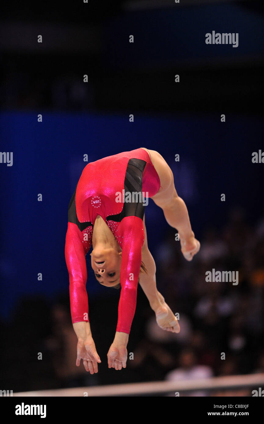 Jordyn Wieber (USA) esegue durante la figura mondiale di ginnastica artistica campionati Tokyo 2011. Foto Stock