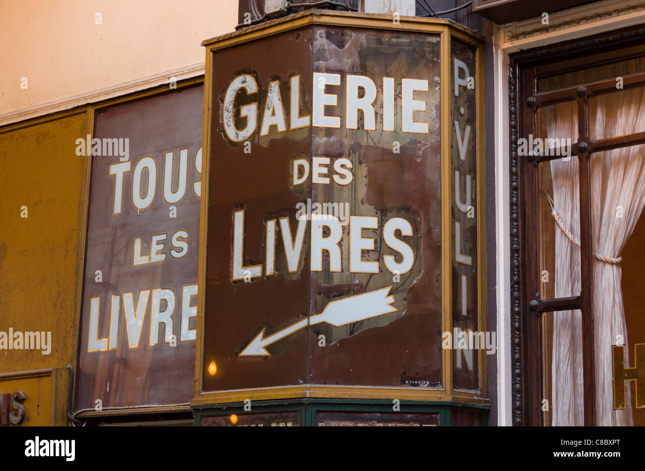 Indicazioni per book store nel passaggio Jouffroy, Parigi, Francia Foto Stock