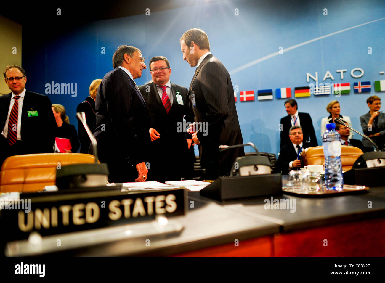 Il Segretario alla difesa Leon Panetta risponde con le controparti a difesa della NATO di riunione ministeriale a Bruxelles, Belgio. Foto Stock