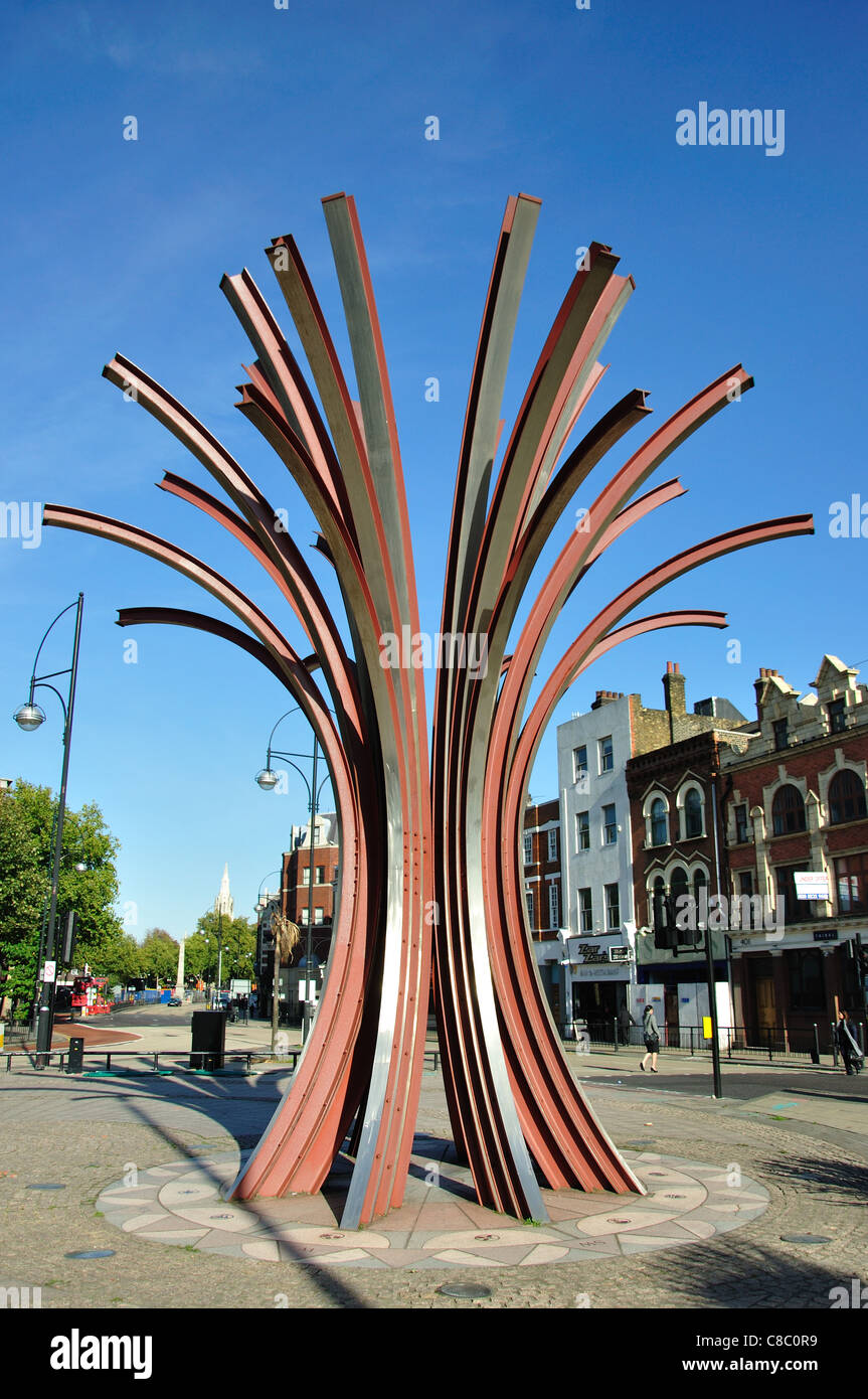 "Ferrovia Tree" scultura, High Street, Stratford, Newham Borough, London, Greater London, England, Regno Unito Foto Stock