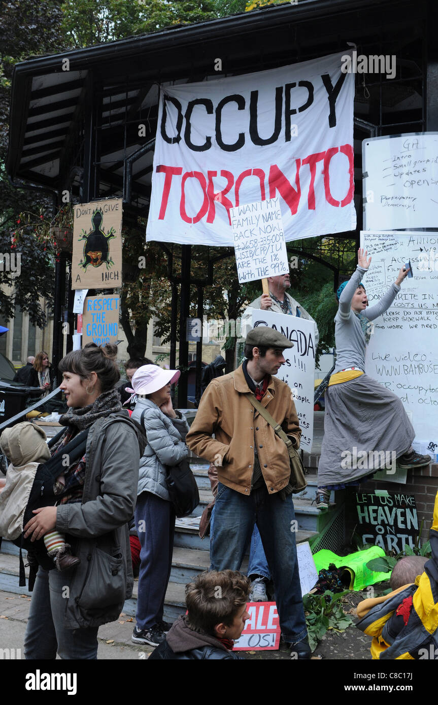 L'occupare Toronto movimento di protesta, non identificato dimostranti presso la tendopoli St. James Park Toronto, 18 ottobre 2011. Foto Stock