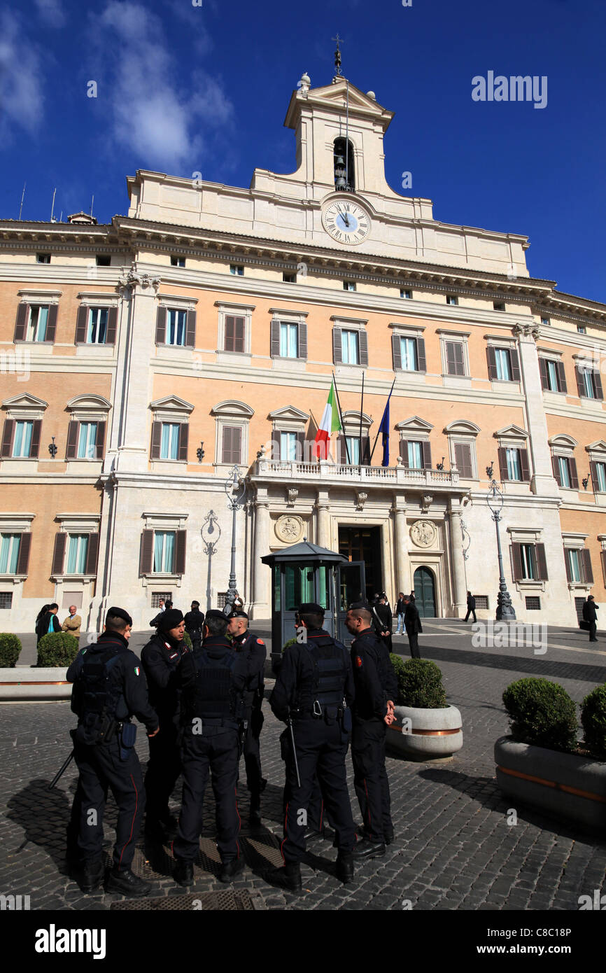 La polizia di fronte italiano il Palazzo del Parlamento e il Palazzo Montecitorio, dopo giorni di violente proteste contro il governo Foto Stock