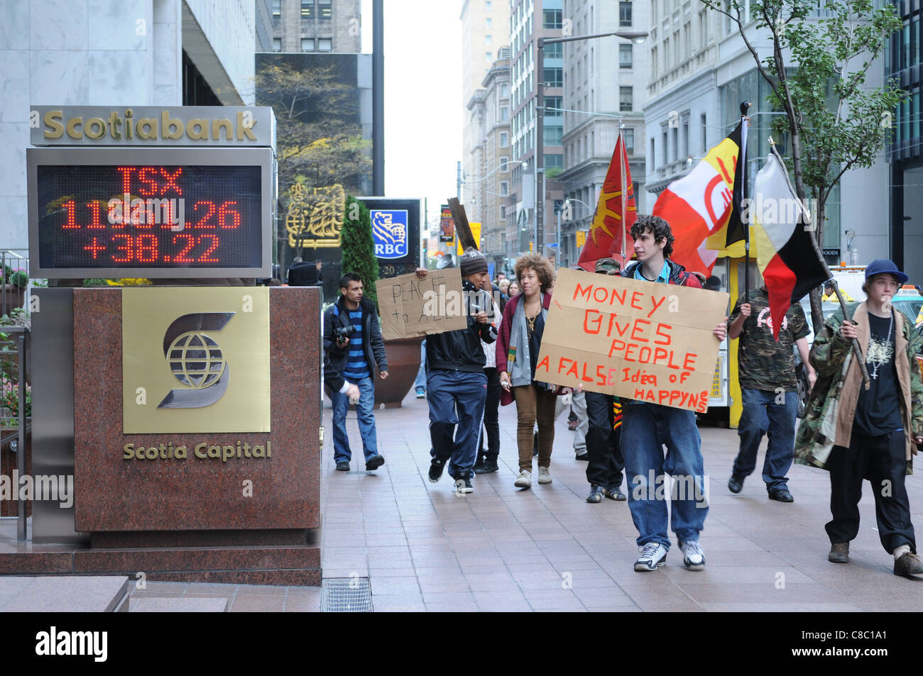 L'occupare Toronto movimento di protesta, non identificato le Prime Nazioni dimostranti nel centro cittadino di Toronto, 18 ottobre 2011. Foto Stock