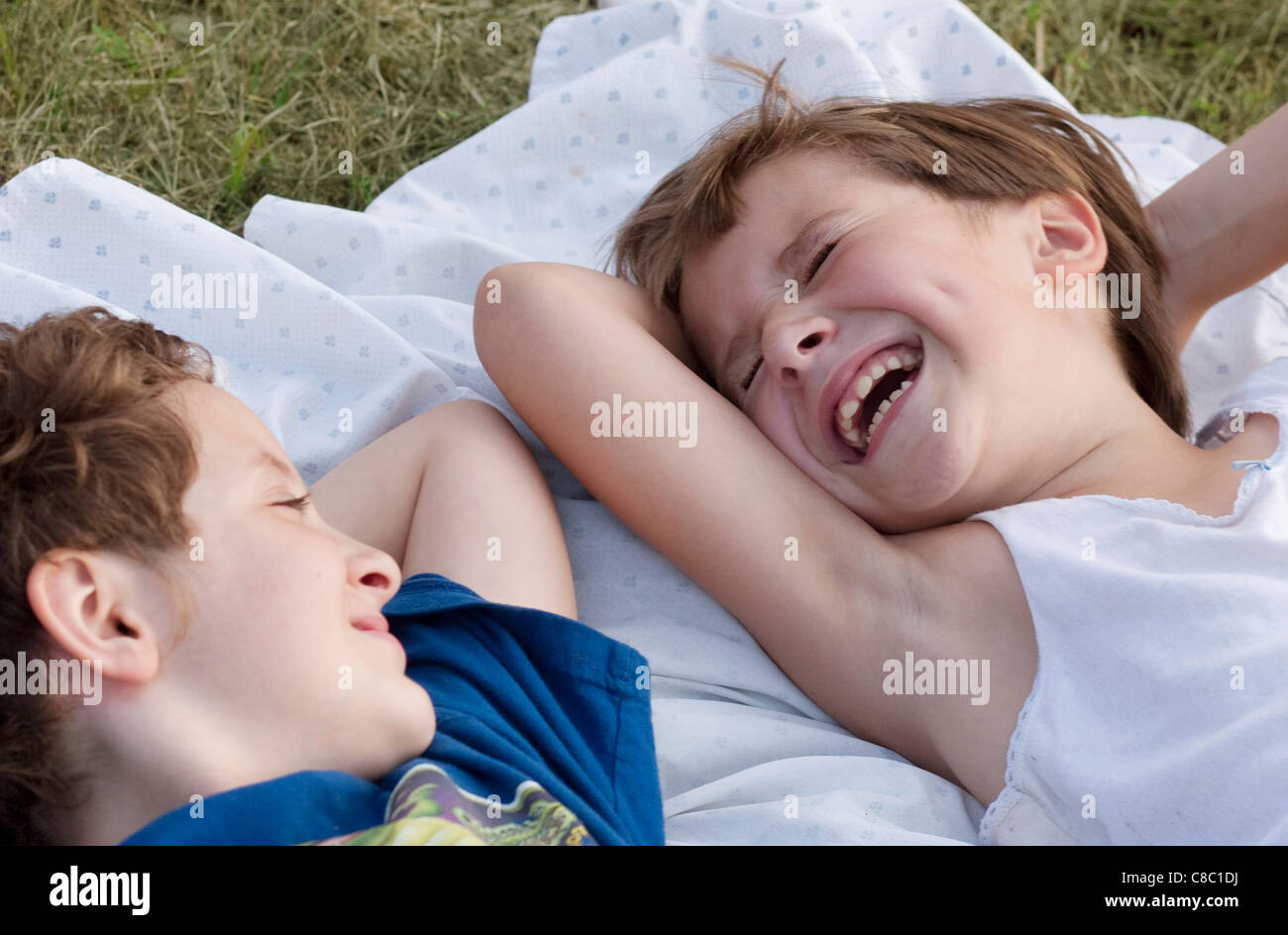 Due giovani ragazze ridere sul loro dorso esterno. Foto Stock