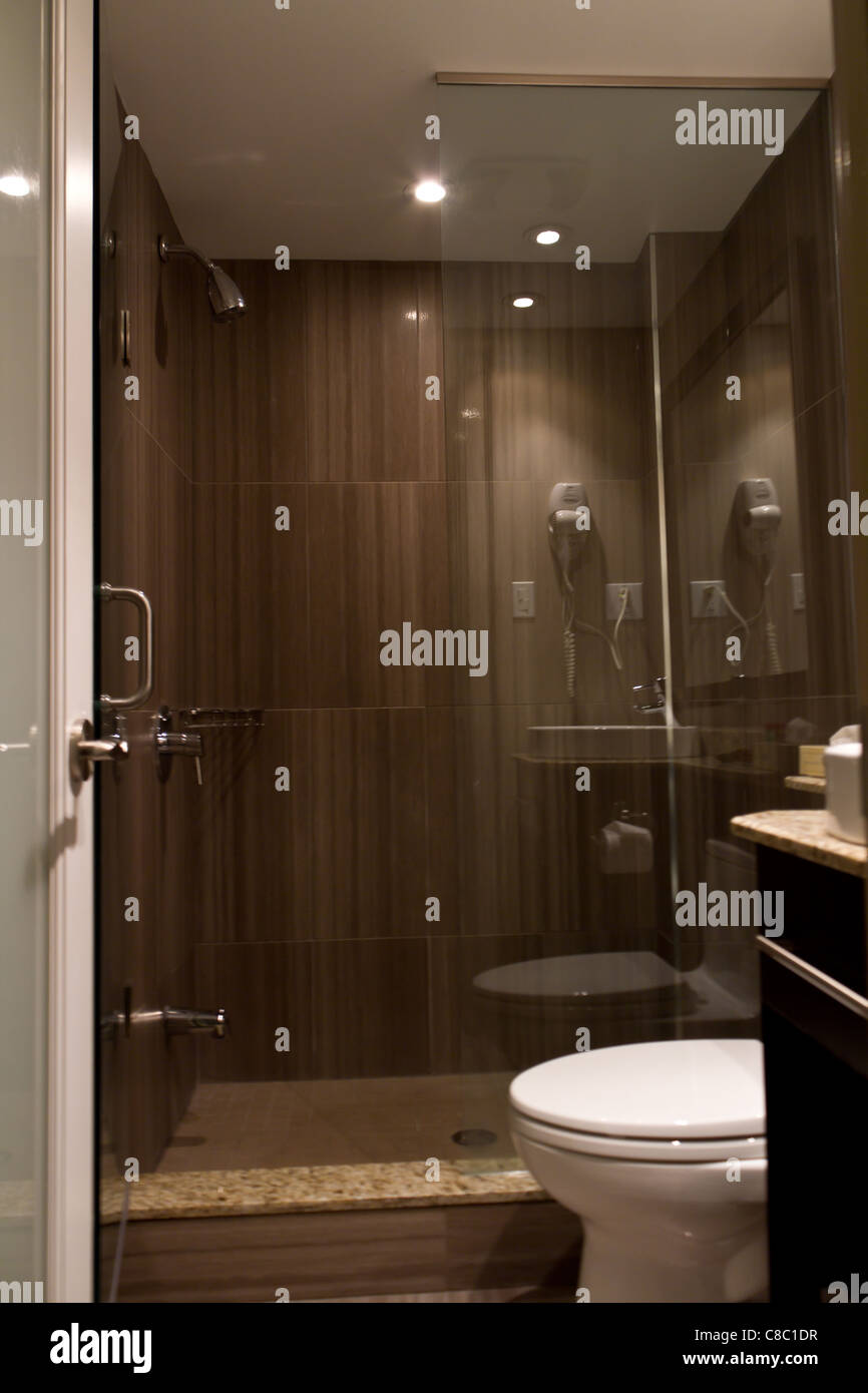 Hotel doccia lusso moderno porta in vetro vuoto Foto Stock