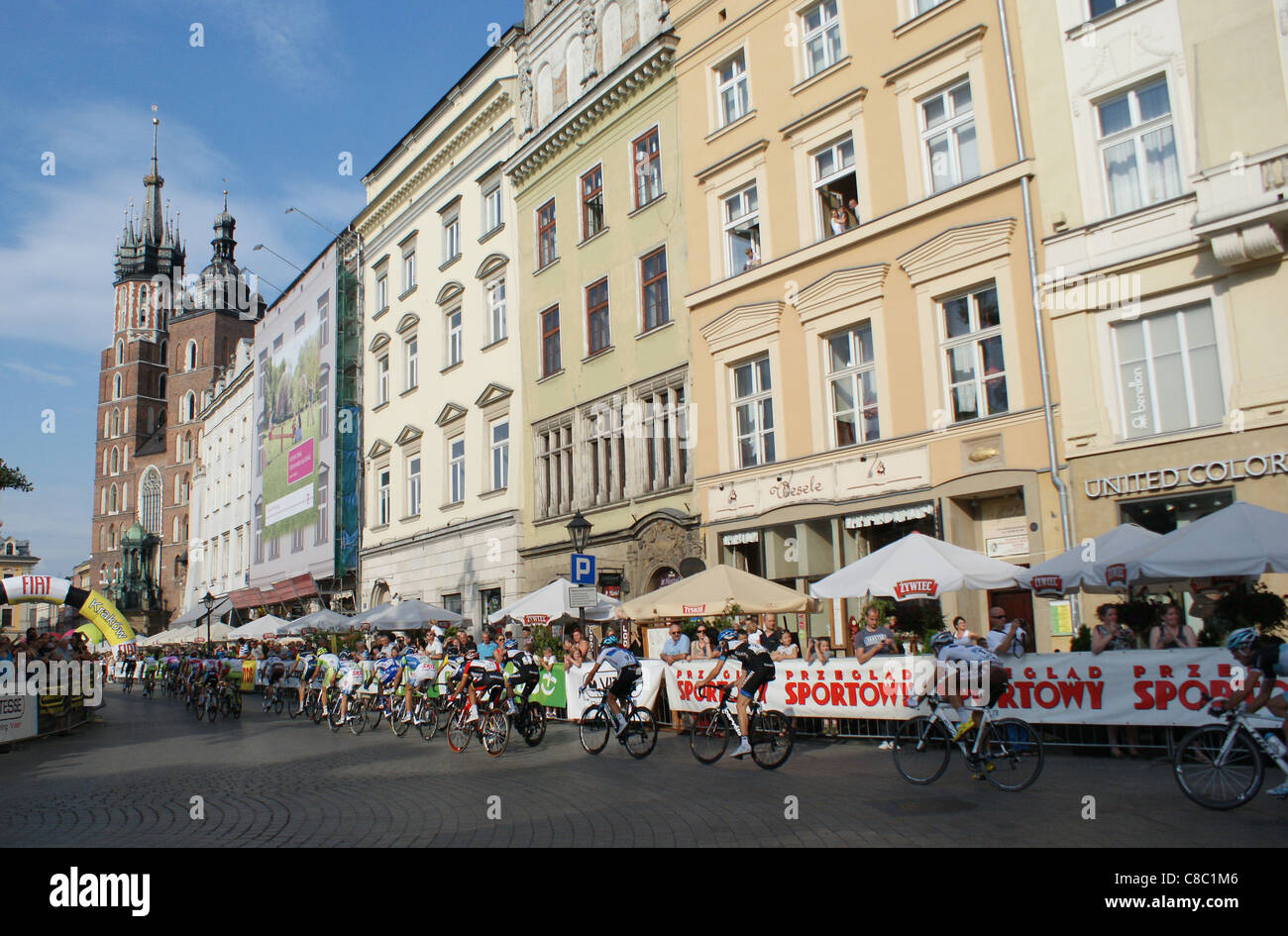 I ciclisti a cavallo nella piazza principale della città vecchia di Cracovia durante l ultima tappa del Tour de Pologne 2011 gara. Foto Stock