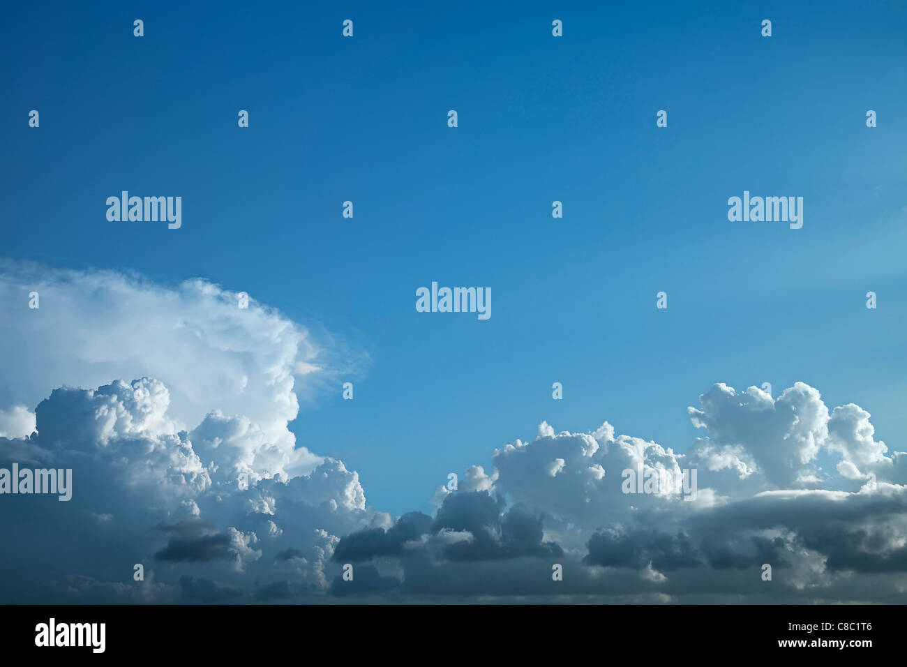 Nuvole ad alta quota, vista da un getto finestrino per aerei Foto Stock