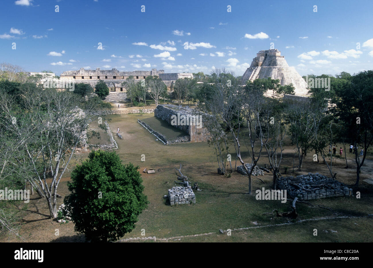 Panoramica di Uxmal Sito Maya dalla grande piramide, Yucatan, Messico Foto Stock