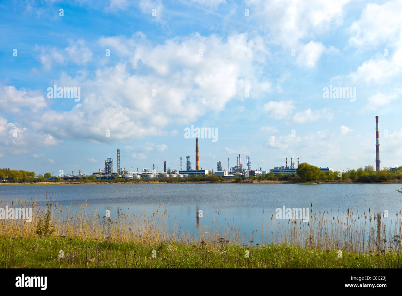 Raffinazione, industriale-vegetali sotto il cielo blu. Foto Stock