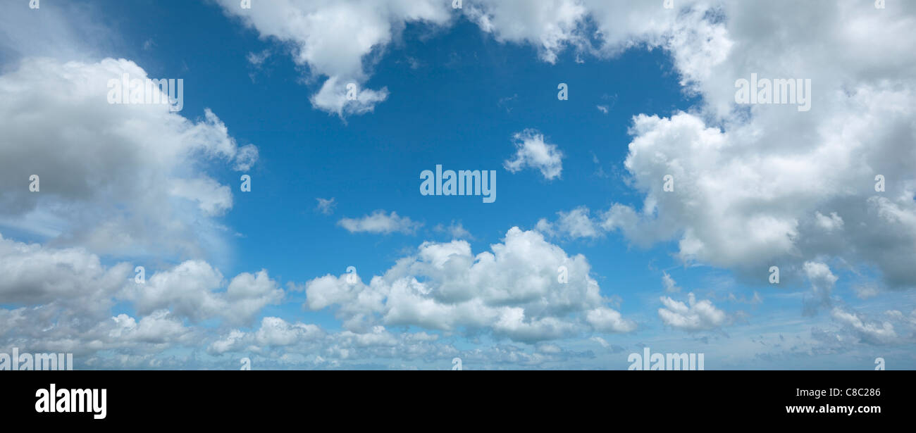 Panoramica di una bella mattina cloudscape in alta risoluzione. Foto Stock