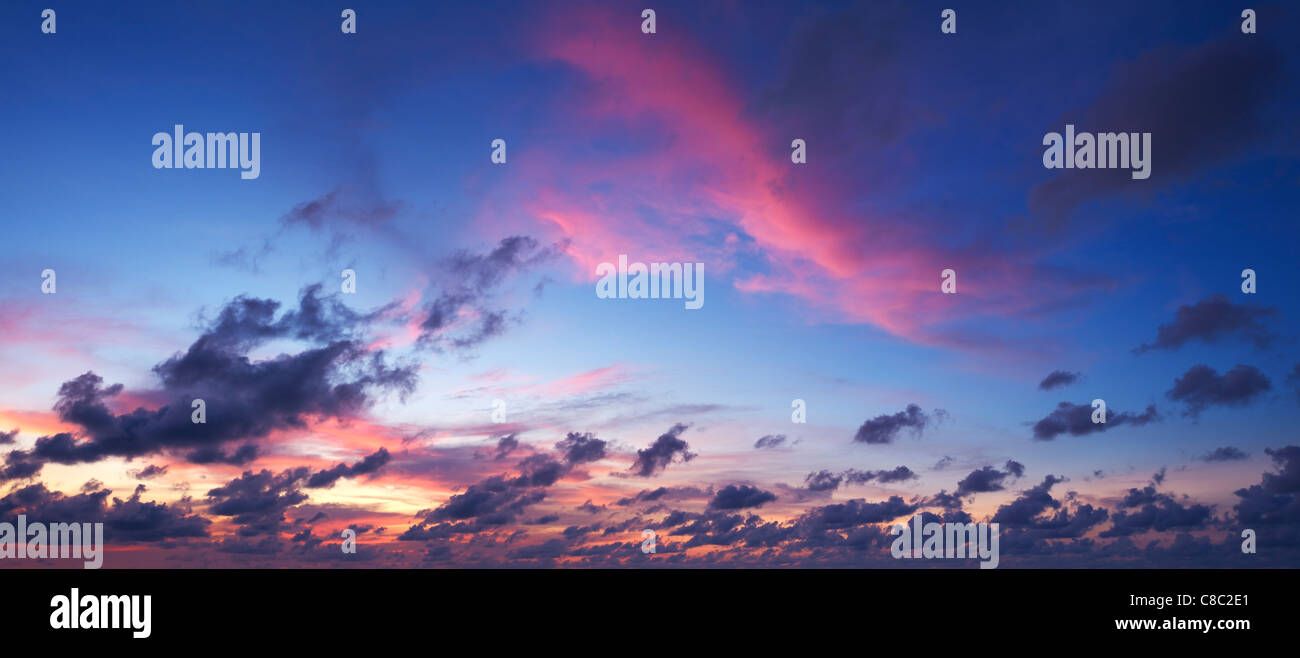 Tramonto spettacolare sky. Scatto panoramico. Foto Stock