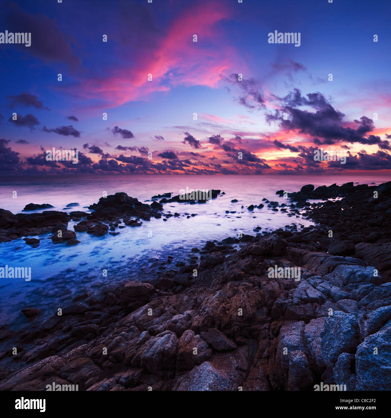 La magia della notte. Esposizione lunga inquadratura di un litorale roccioso al crepuscolo. Foto Stock