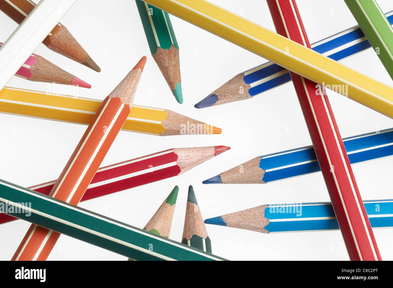 Colori pastelli penne matite disegno disegnare decorano le scuole per  bambini Colorare le matite di verniciatura Foto stock - Alamy
