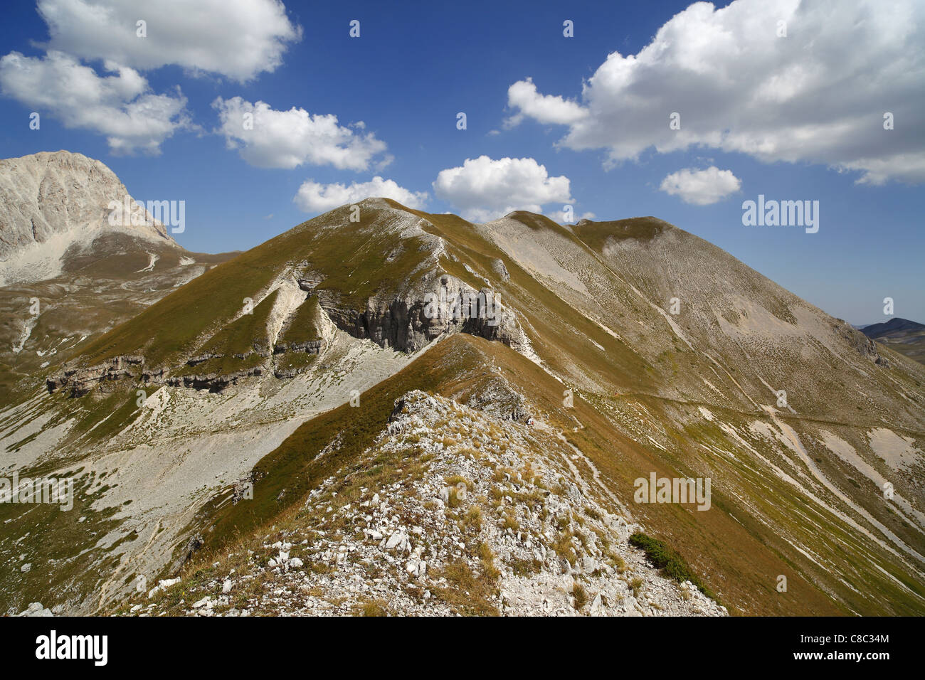 Vista dal Passo della Portella o Portella Ridge in Gran Sasso, Abruzzo, Italia. Foto Stock