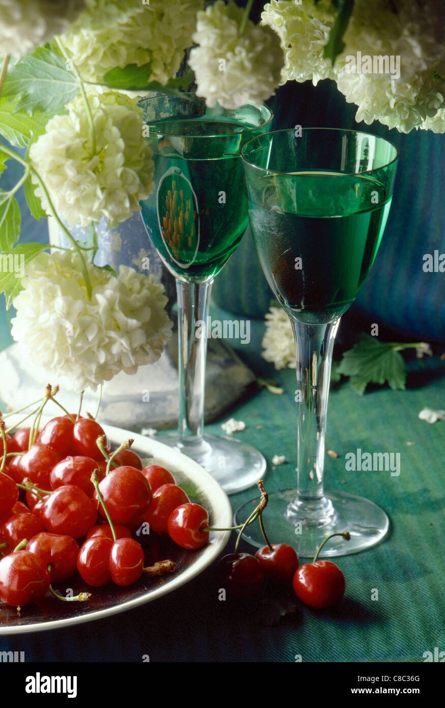 Bicchieri di vino bianco e le ciliegie Foto Stock