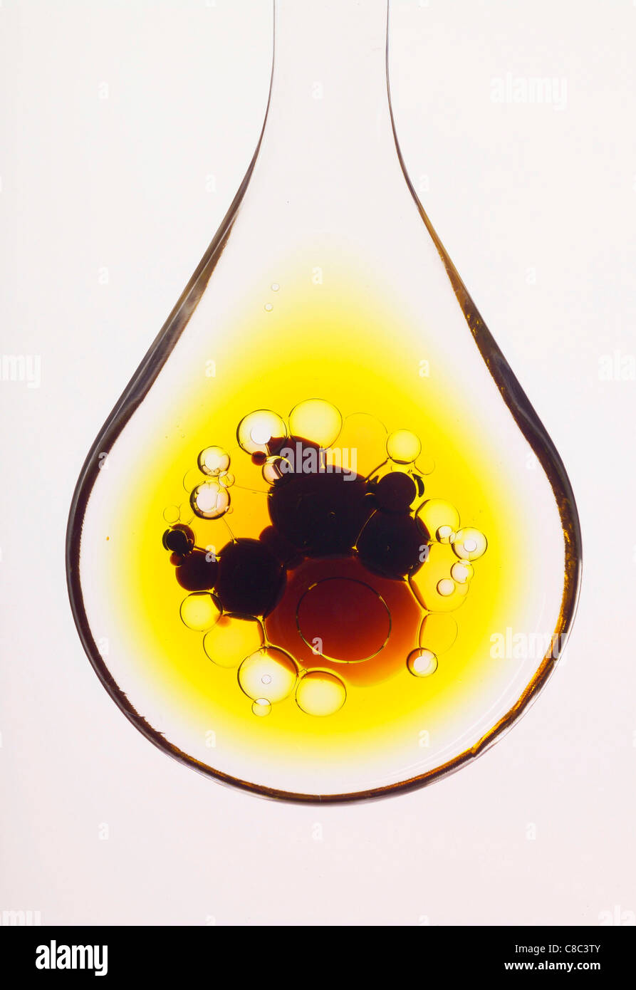 Cucchiaio di olio e gocce di aceto balsamico Foto Stock