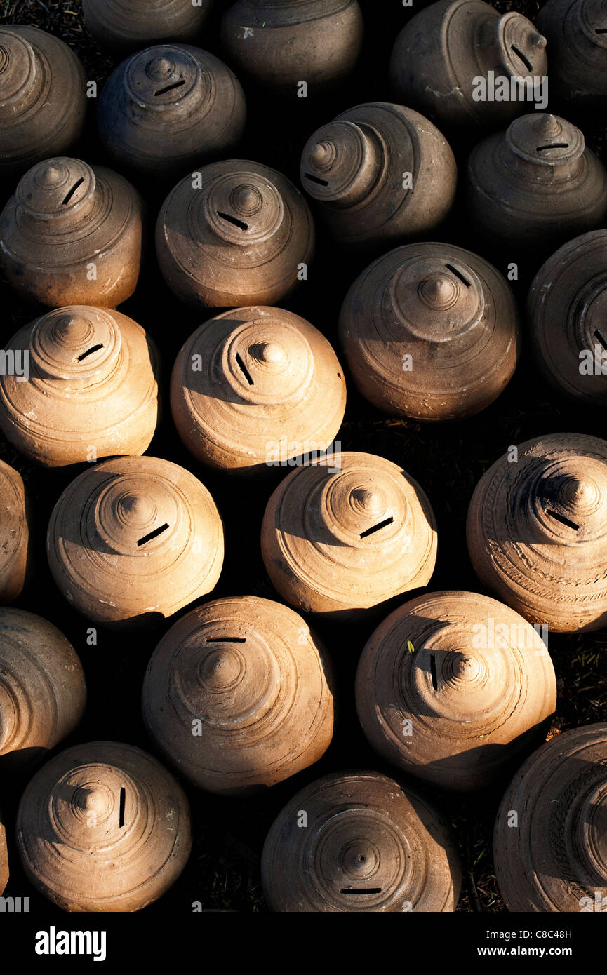 Indian denaro pentole di terracotta di essiccazione al sole. Puttaparthi, Andhra Pradesh, India Foto Stock