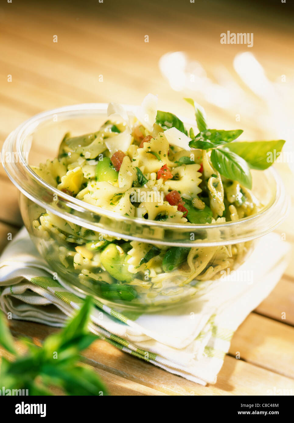 Farfelle pasta e pesto insalata Foto Stock