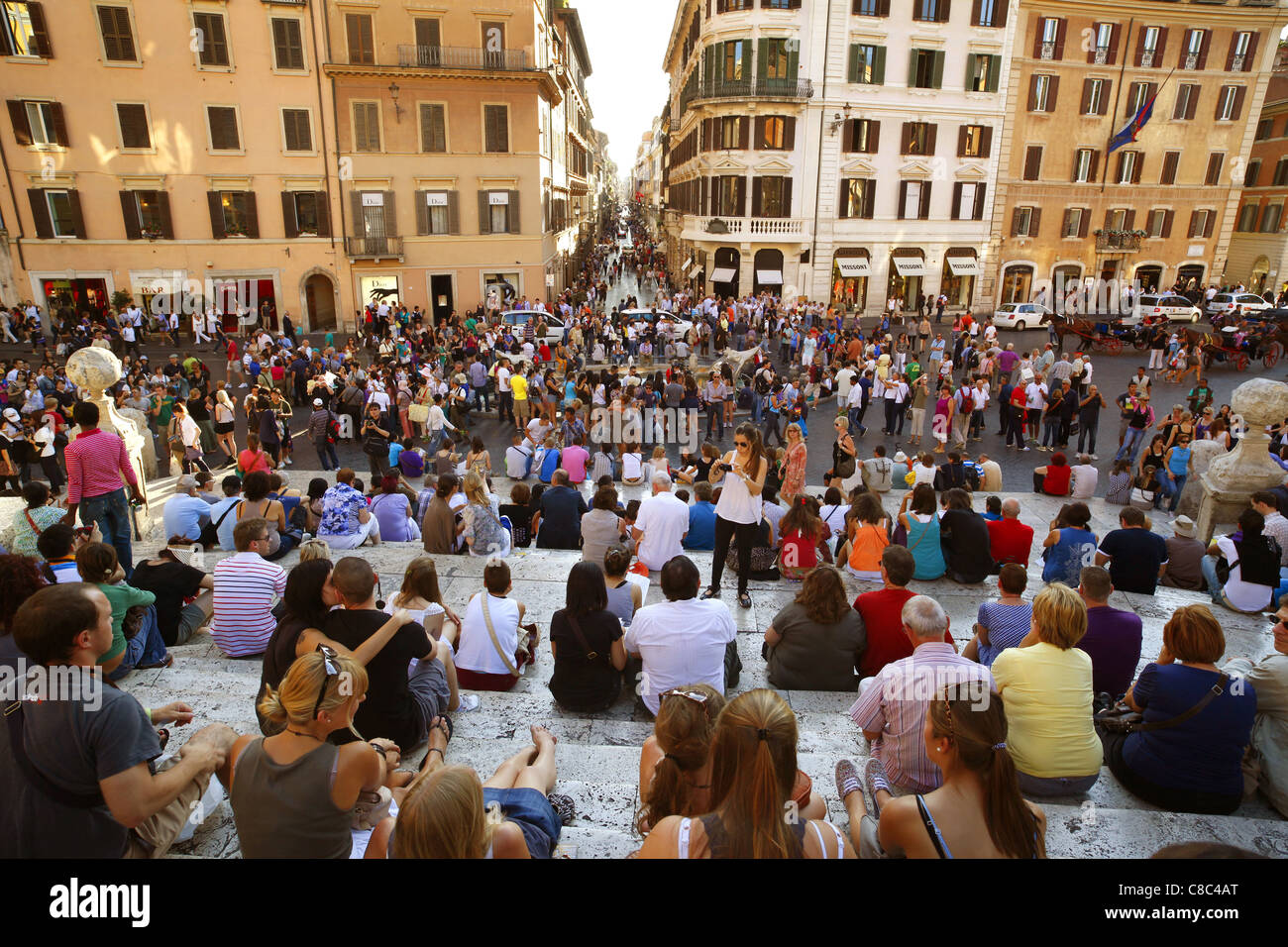 I turisti seduti sulla scalinata di Piazza di Spagna al di sopra della Piazza di Spagna a Roma, Italia. Foto Stock