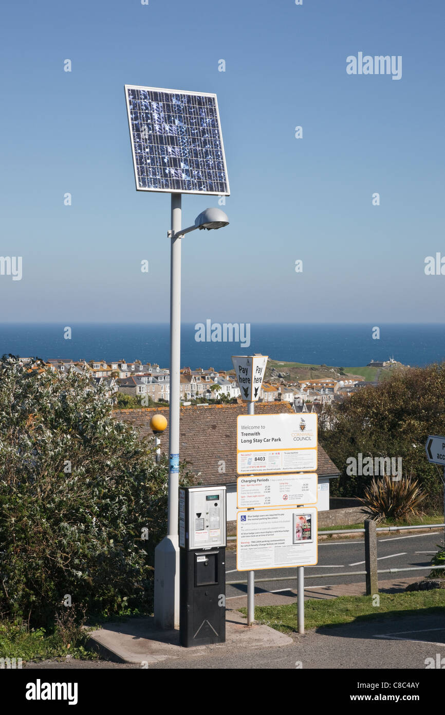 St Ives, Cornwall, Inghilterra, Regno Unito, Gran Bretagna. A energia solare i biglietti per il parcheggio macchina in costosi Trenwith parcheggio auto Foto Stock