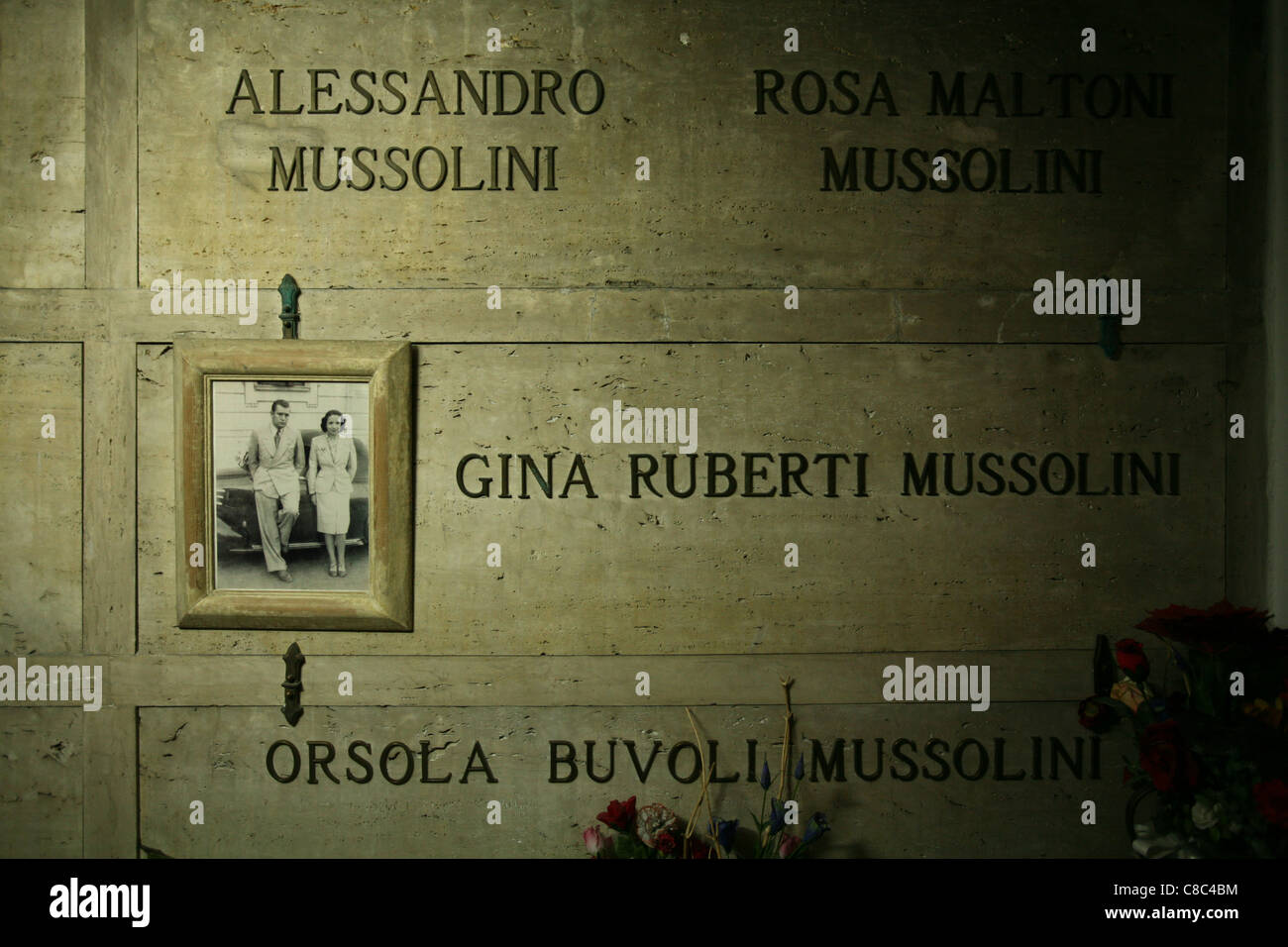 Tomba di Alessandro e Rosa Maltoni Mussolini, i genitori di Benito Mussolini, nella famiglia cripta di Predappio, Italia. Foto Stock