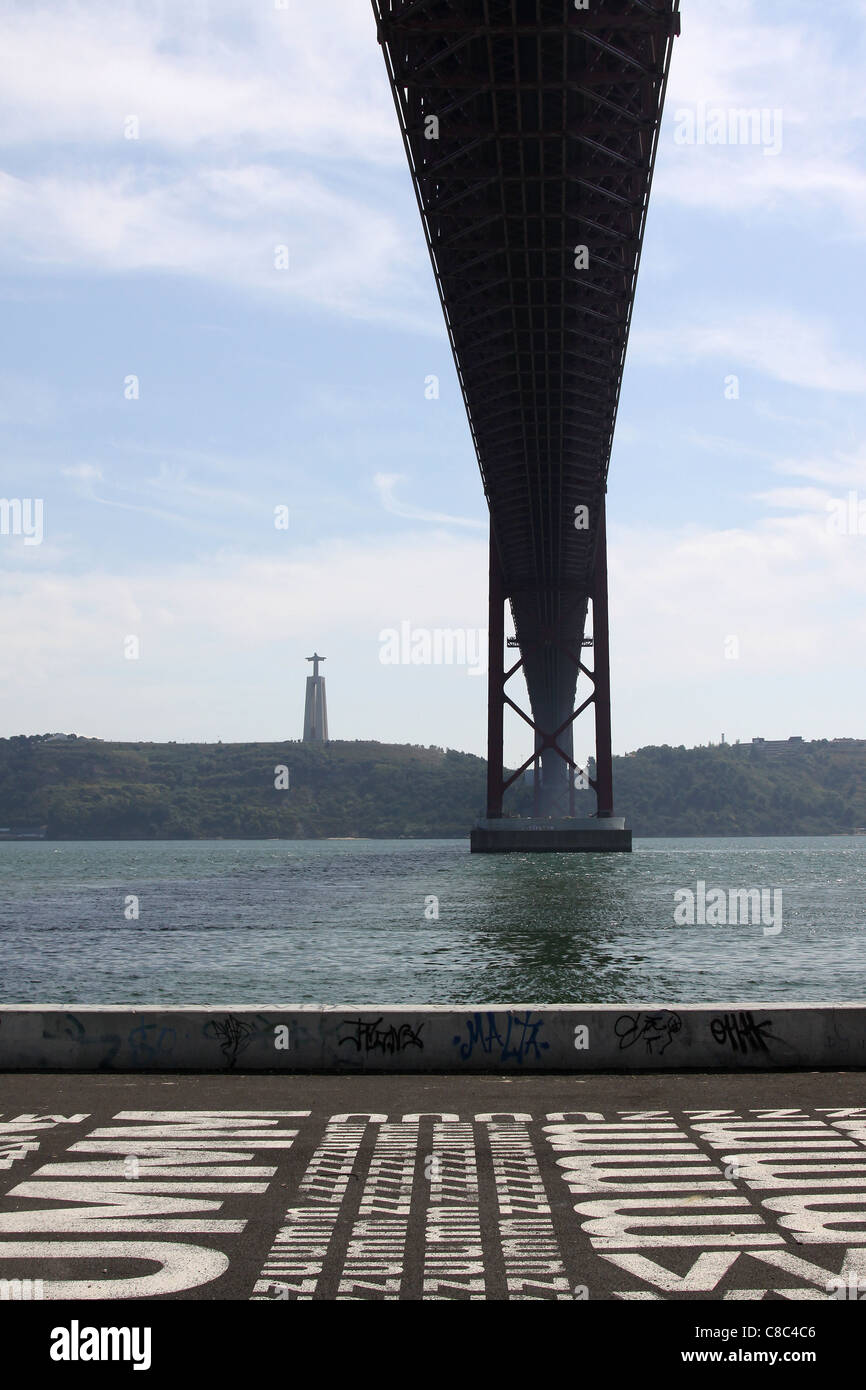 Il 25 de Abril Bridge (XXV Aprile ponte) e la statua del Cristo Rei di Lisbona, Portogallo Foto Stock