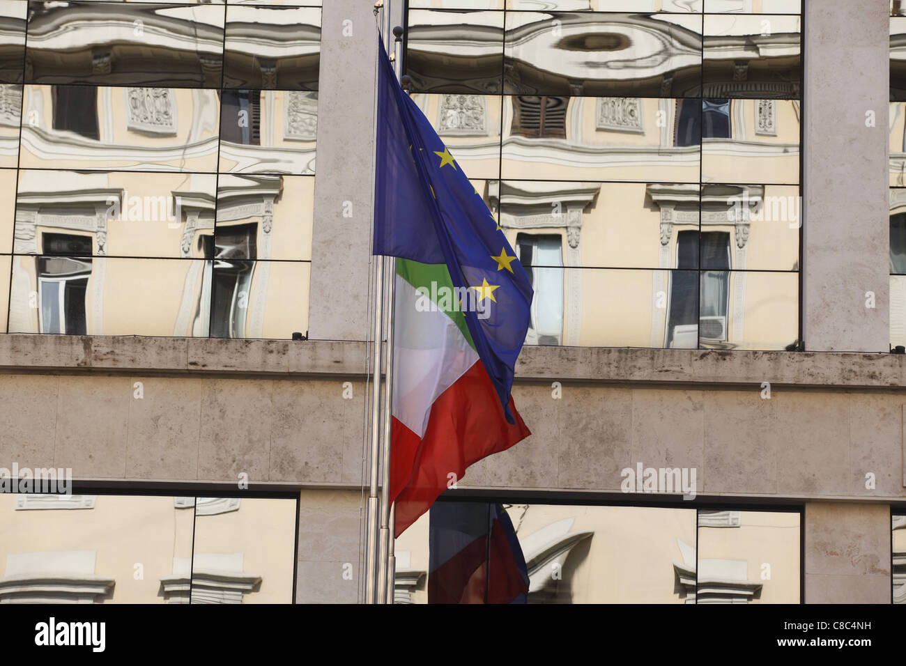 Riflessioni in Windows dell'Italia National Bank, Banca d'Italia in Via XX Settembre in Roma, Italia. Foto Stock