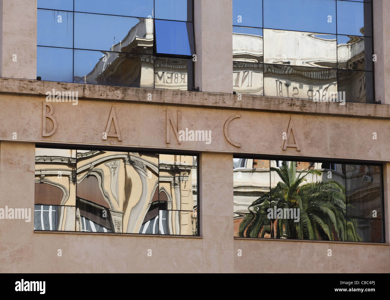 Riflessioni in Windows dell'Italia National Bank, Banca d'Italia in Via XX Settembre in Roma, Italia. Foto Stock