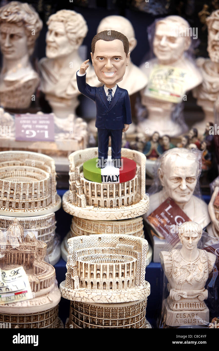 Una figurina di Primo Ministro italiano Silvio Berlusconi in vendita con altri souvenir in Roma, Italia. Foto Stock