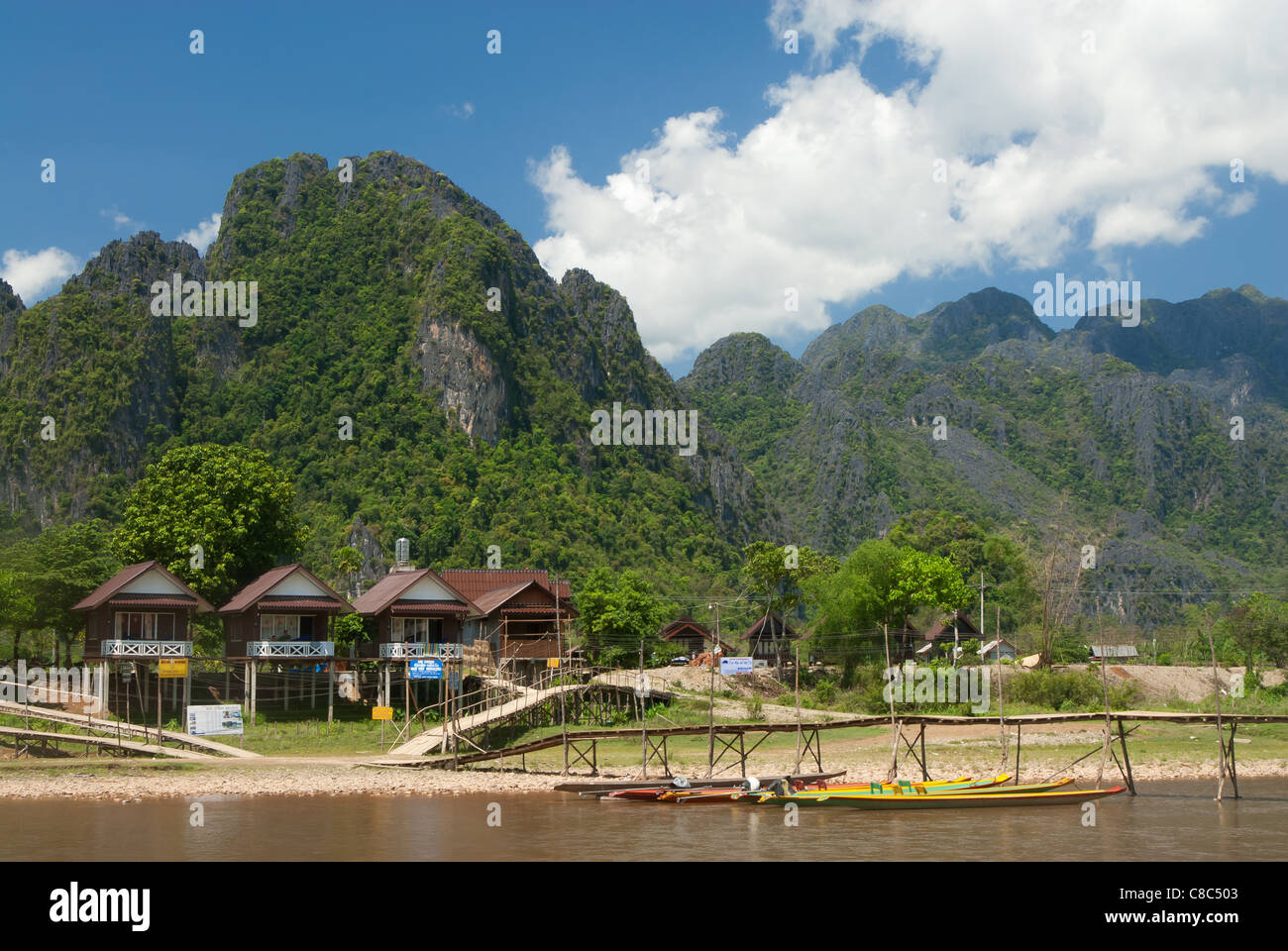 Vang Vieng scena sulle rive del Nam Song river Foto Stock